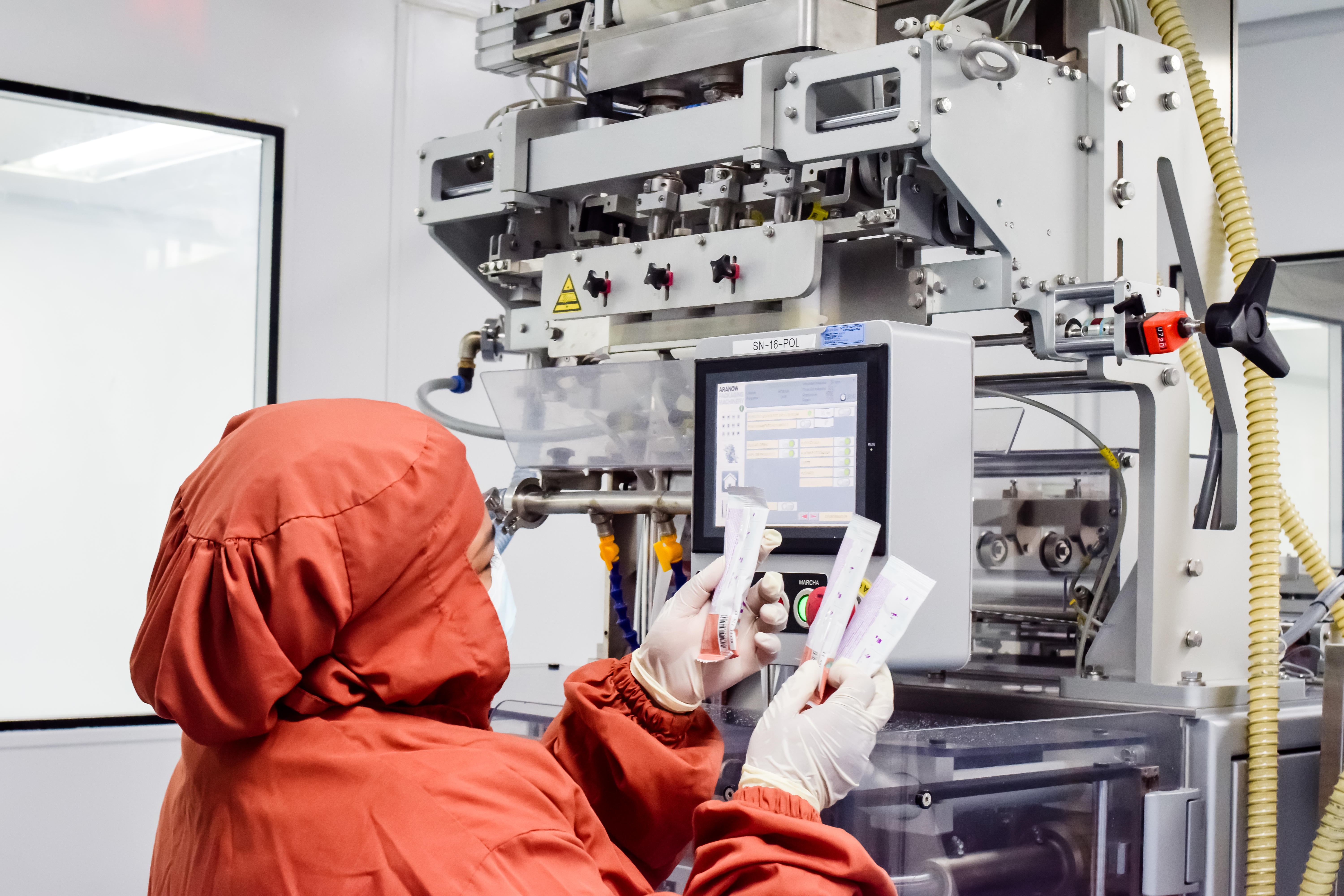 Persoal de laboratorio manipulando maquinaria